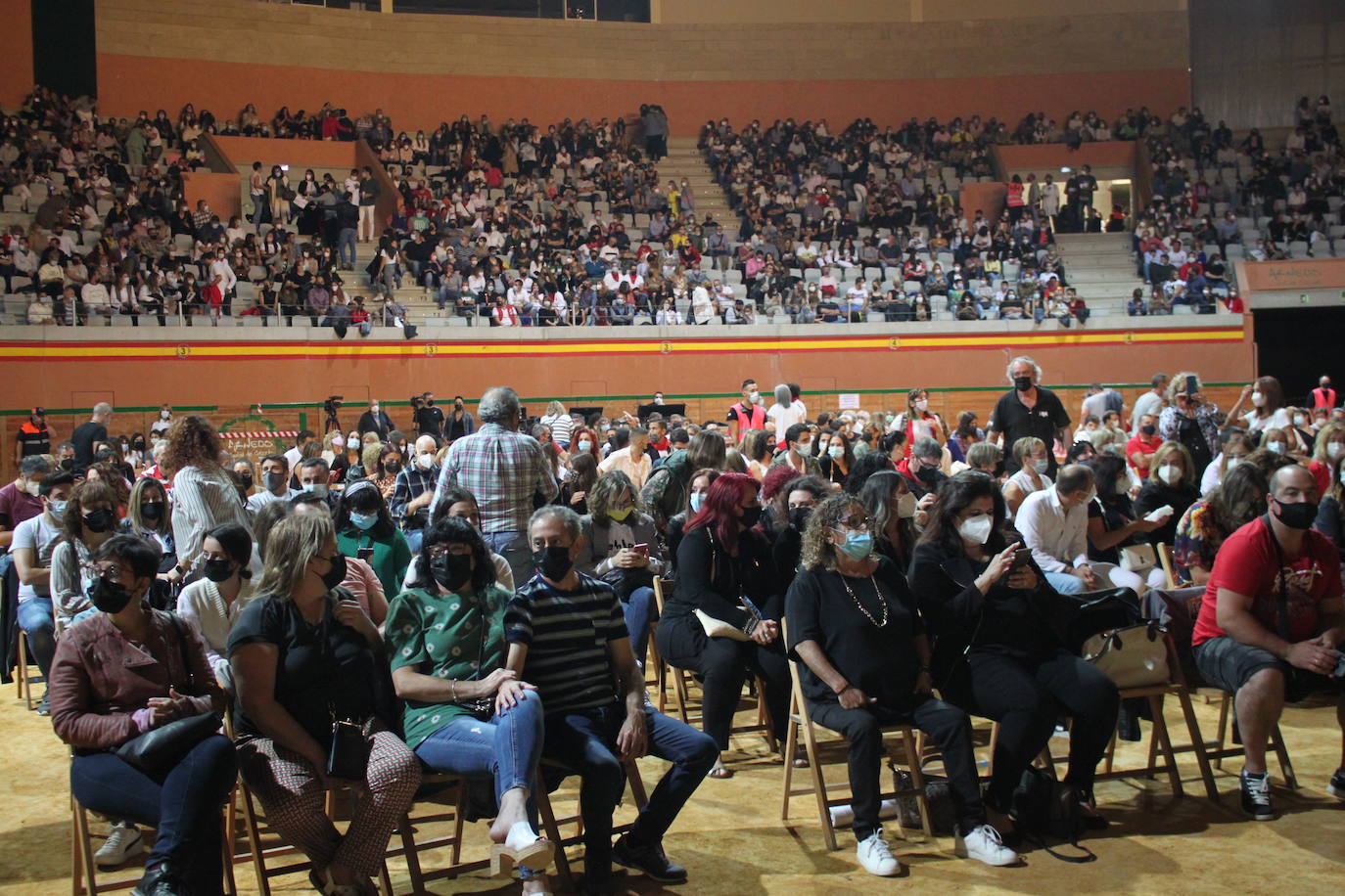 Unas 2.000 personas respondieron a la llamada de disfrutar en directo en el pabellón Arnedo Arena de Antonio Orozco, que recorrió los temas de su último disco, 'Aviónica'