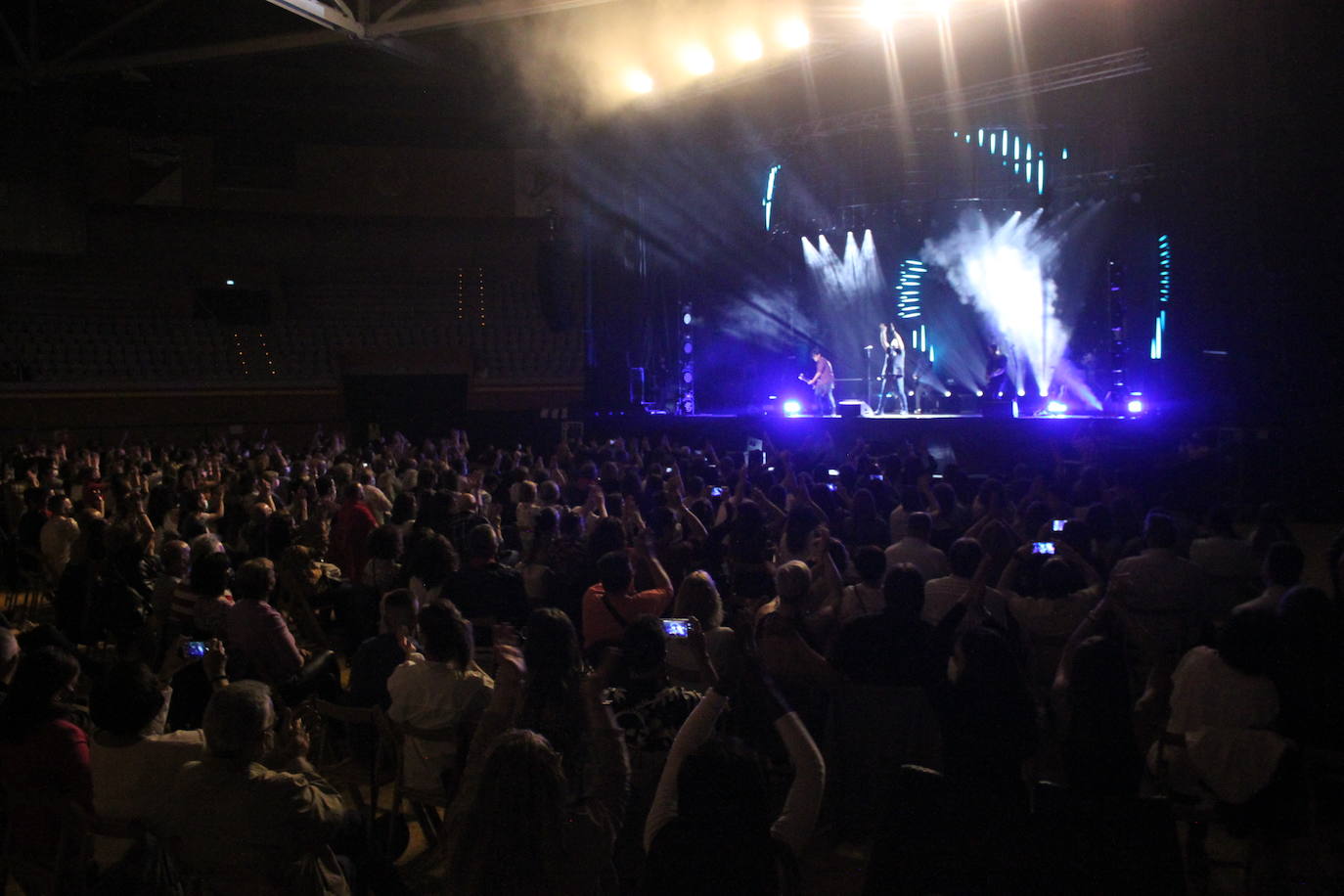 Unas 2.000 personas respondieron a la llamada de disfrutar en directo en el pabellón Arnedo Arena de Antonio Orozco, que recorrió los temas de su último disco, 'Aviónica'