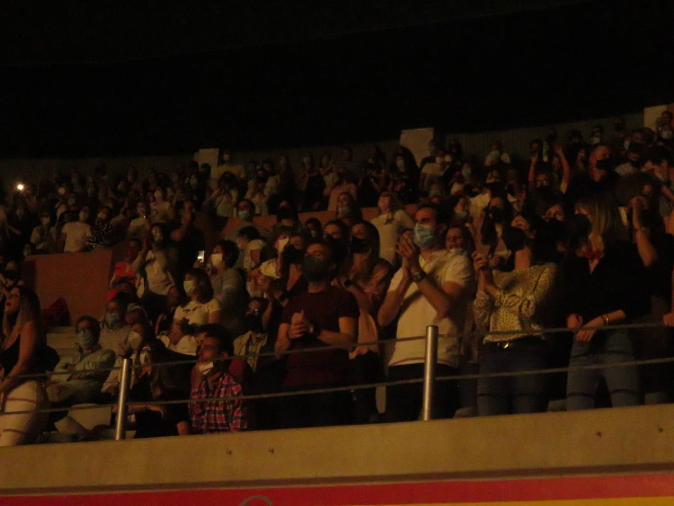 Unas 2.000 personas respondieron a la llamada de disfrutar en directo en el pabellón Arnedo Arena de Antonio Orozco, que recorrió los temas de su último disco, 'Aviónica'