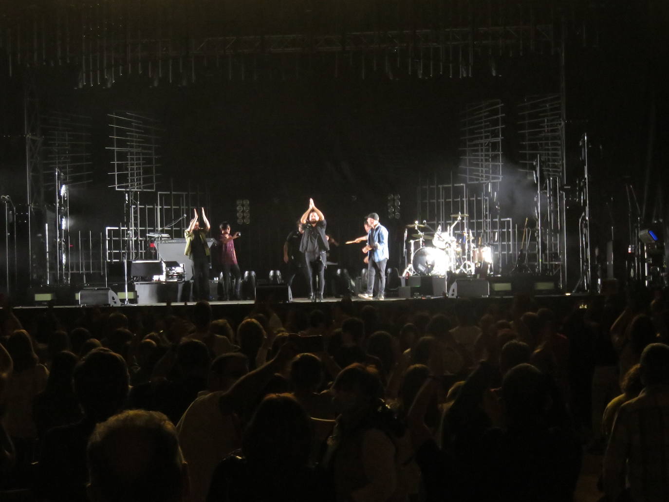 Unas 2.000 personas respondieron a la llamada de disfrutar en directo en el pabellón Arnedo Arena de Antonio Orozco, que recorrió los temas de su último disco, 'Aviónica'