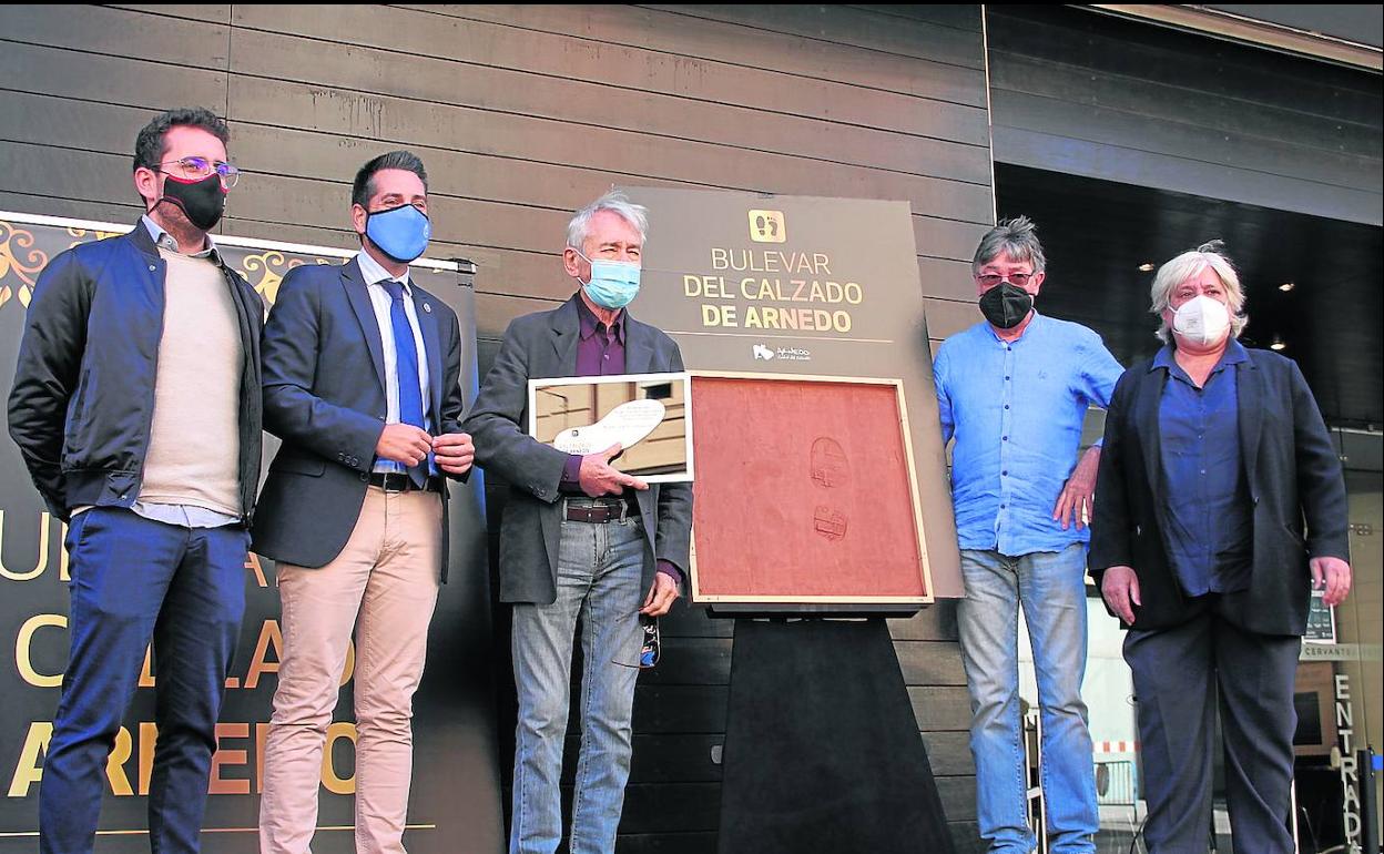 El alcalde, el representante de AICCOR, la directora general de Cultura y el artista Óscar Cenzano participaron en la impresión de la huella de Sacristán.