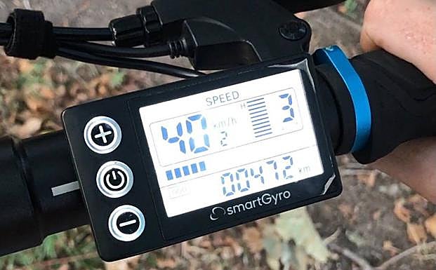 Interceptado un conductor de un patinete eléctrico por circular por la N-232 arrastrando un carro de la compra