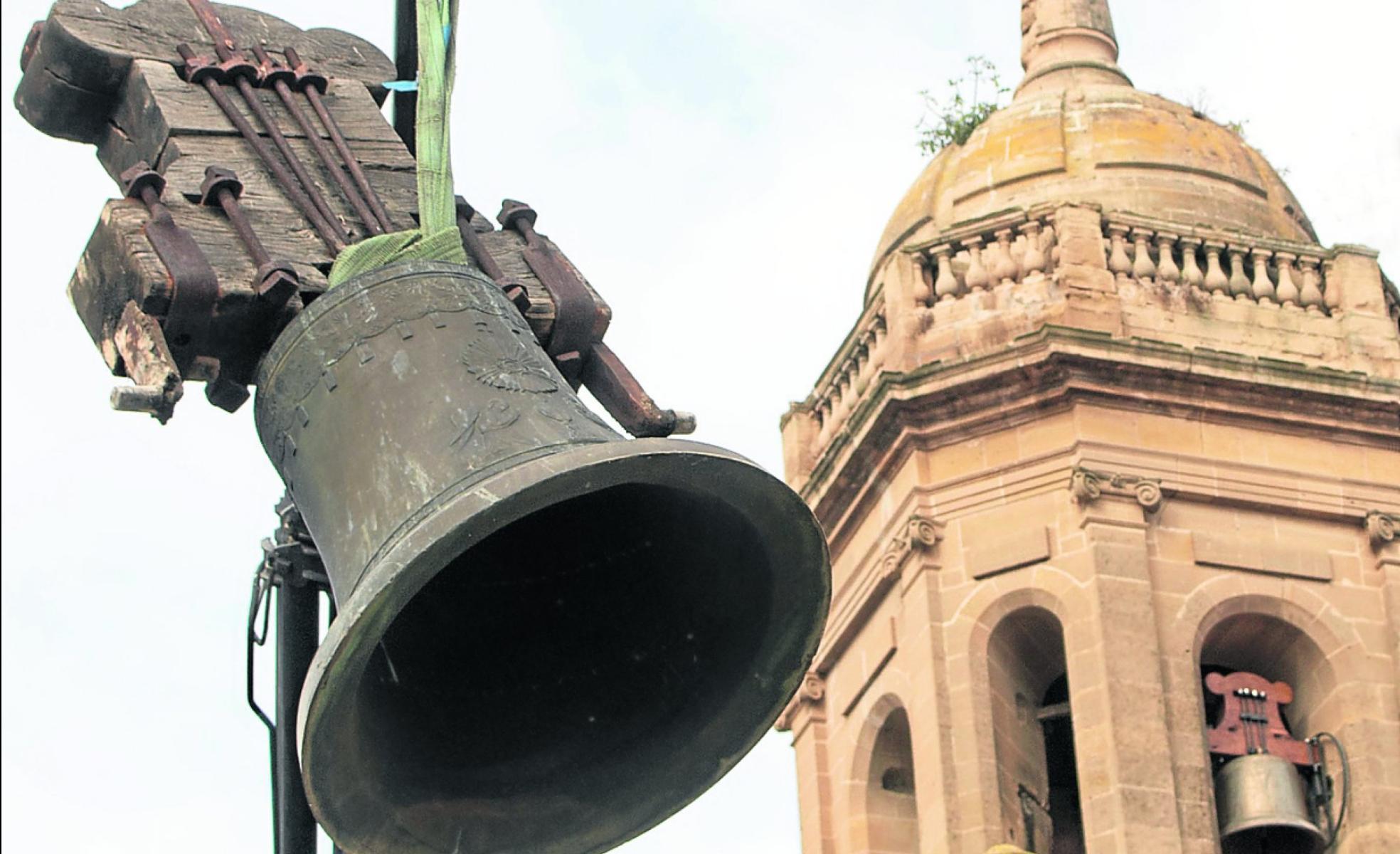 Descolgando una de las dos campanas que se restaurarán. Esta, en concreto, tiene el bronce roto y se llevará a Austria, al único taller del mundo donde hacen estas soldaduras. 