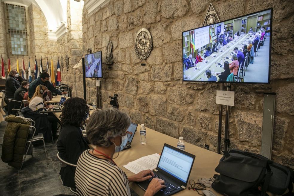 El debate 'Los retos de la pandemia', a través de las pantallas de la sala de prensa. 