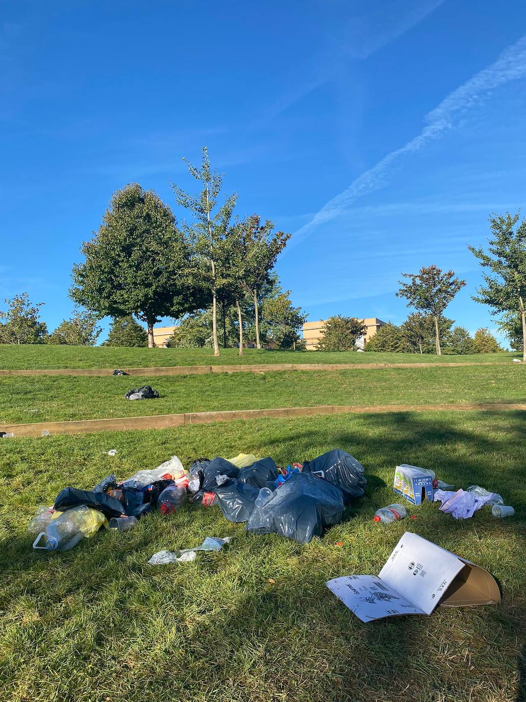 A pesar de su prohibición en el campus, las novatadas universitarias siguen siendo un hecho en el parque de La Ribera, donde los participantes abandonaron los restos de los juegos con los que 'reciben' a los universitarios. 
