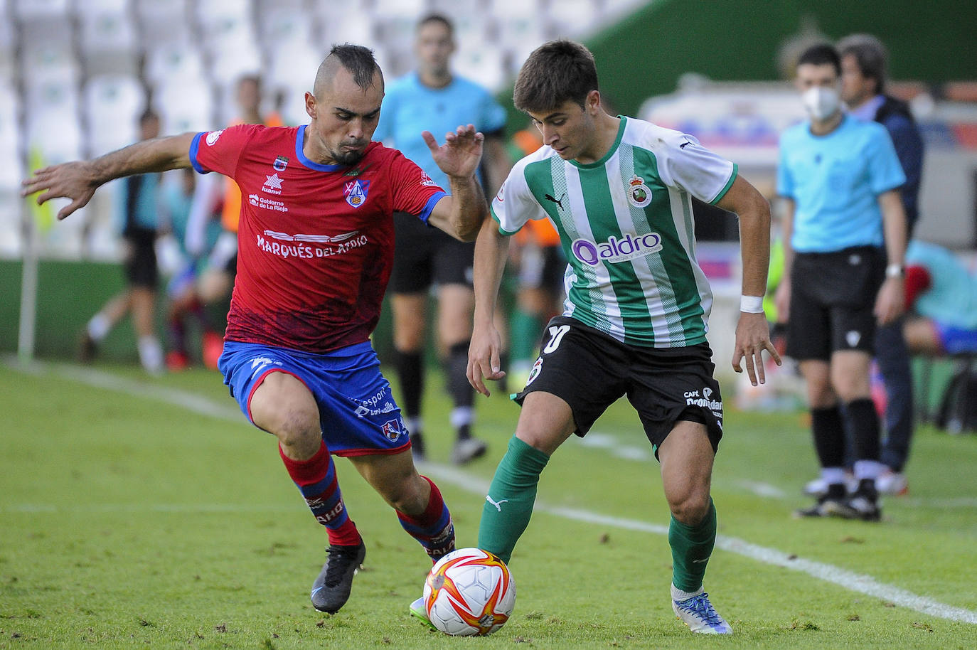 Madrazo disputa el balón con el racinguista Pablo Torre. 