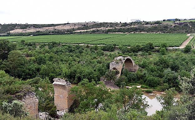 Puente Mantible.  El más antiguo, hace mucho, mucho que no cumple la función de permitir la comunicación entre las orillas. La actuación en marcha, que iba a ser de restauración, ahora tiene que ser de reconstrucción del arco, derrumbado hace unos meses.