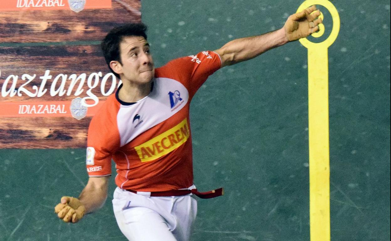 Darío ejecuta un gancho con su mano izquierda. 
