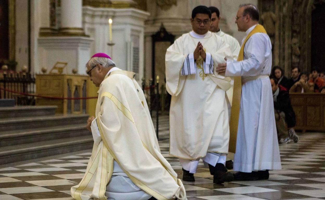 El obispo de Granada, Francisco Javier Martínez, fue uno de los primeros en pedir perdón en 2014.