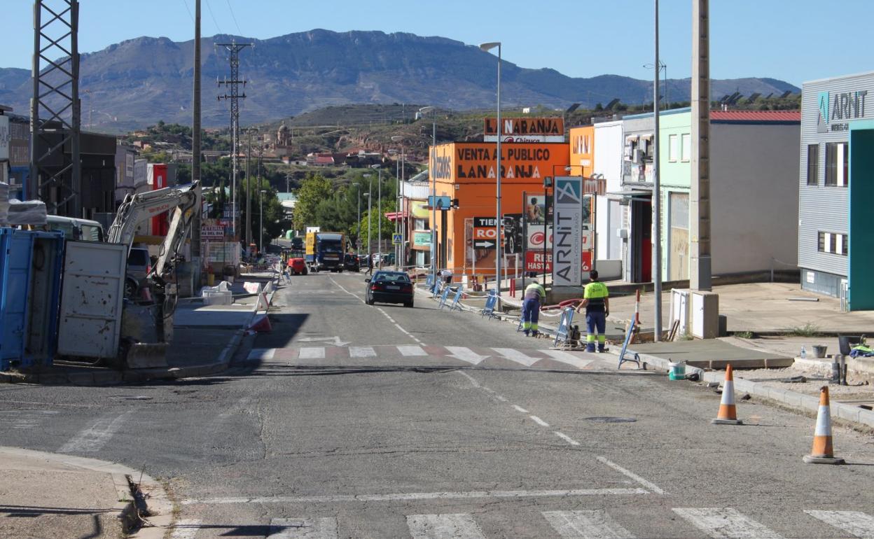 La parte alta de la calle aborda ya el picado y solera de las aceras. 