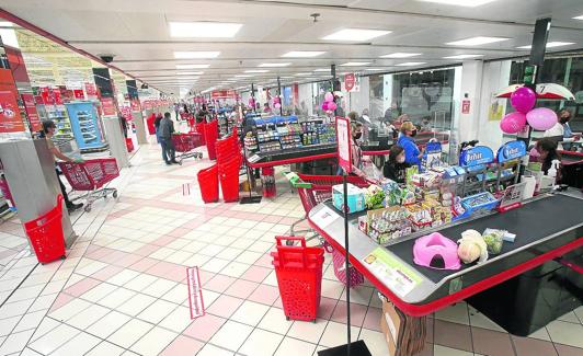 Imagen actual de la zona de cajas de la que fue la primera gran superficie comercial de La Rioja. 