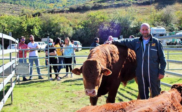 Paco Martínez, ganadero de Sole y Goita (Daroca de Rioja), posa en Villoslada con uno de sus animales. 