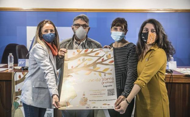 Adelaida Alútiz y Antonio Domínguez, de FER-Comercio, junto a la concejala de Cultura, Carmen Urquía, y Sonia Oliveira, de Zarándula. 