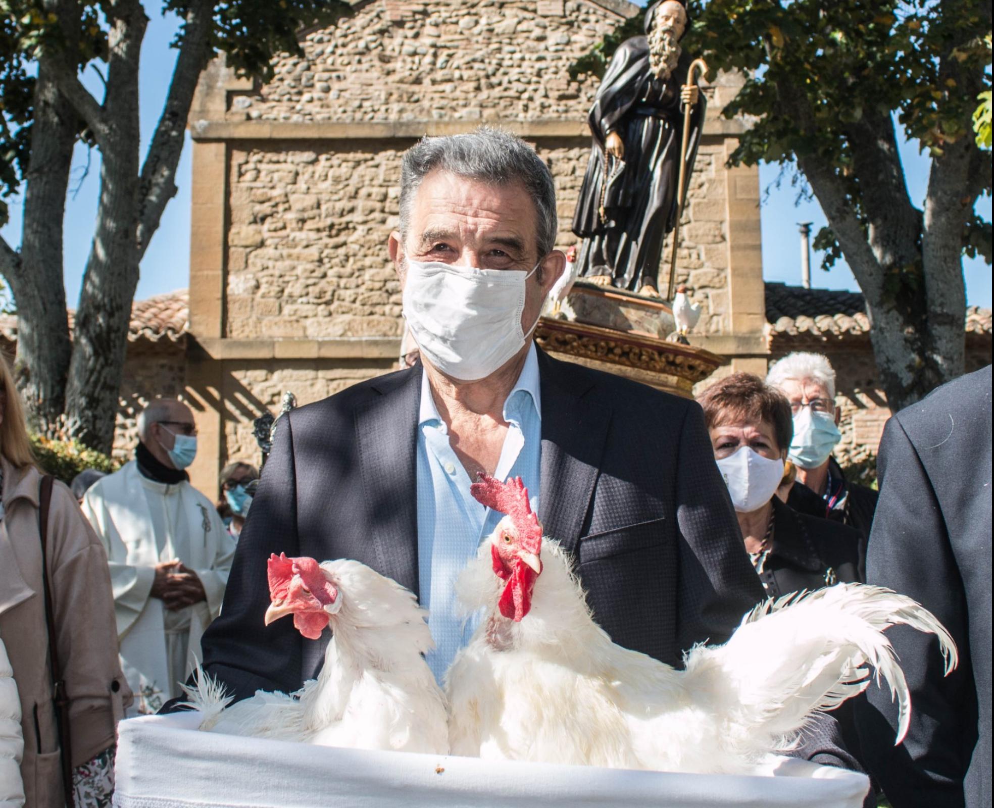 Francisco Javier Valer, con el gallo y la gallina en la procesión. 