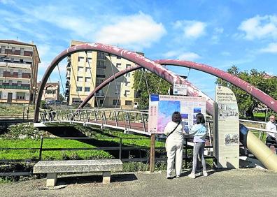 Imagen secundaria 1 - Señalización del recorrido junto al puente del Oja y camino acondicionado. 