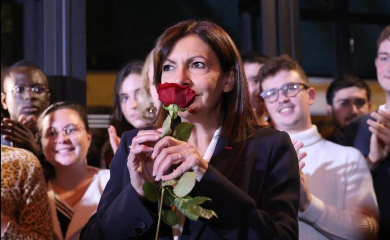 Anne Hidalgo huele una rosa durante la noche electoral.