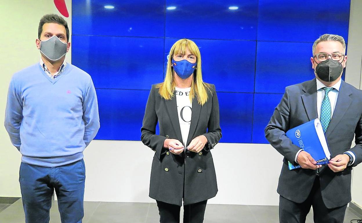 Carlos Yécora, Ana Lourdes González y Javier Merino, en la sede del PP riojano. 