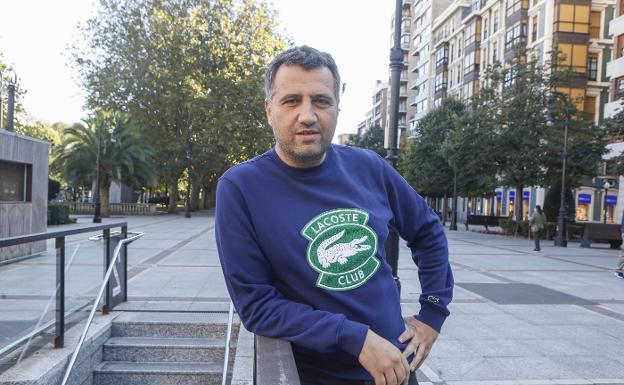 El profesor Yván Pozuelo, en el paseo de Begoña, en Gijón.