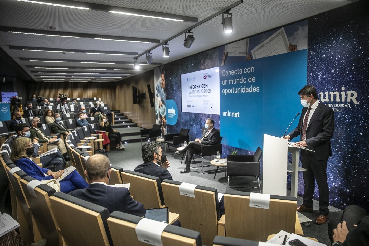 El gerente de la ADER, Luis Alonso, durante la presentación del Informe GEM La Rioja, en la sede de UNIR. 