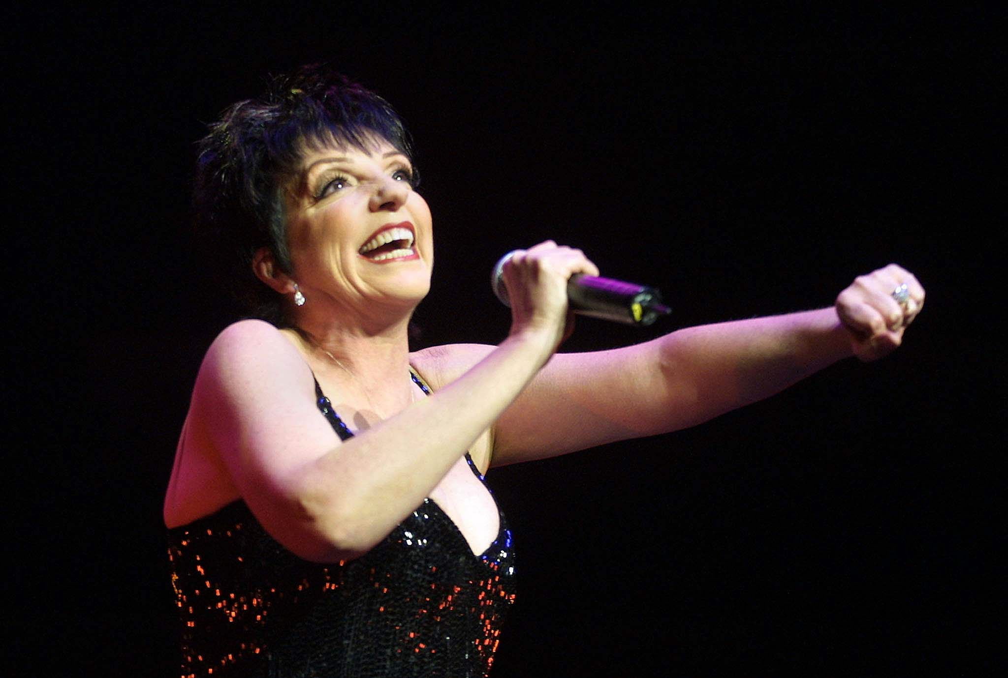 La cantante y actriz Liza Minnelli durante una actuación en el Royal Albert Hall de Londres en 2002.