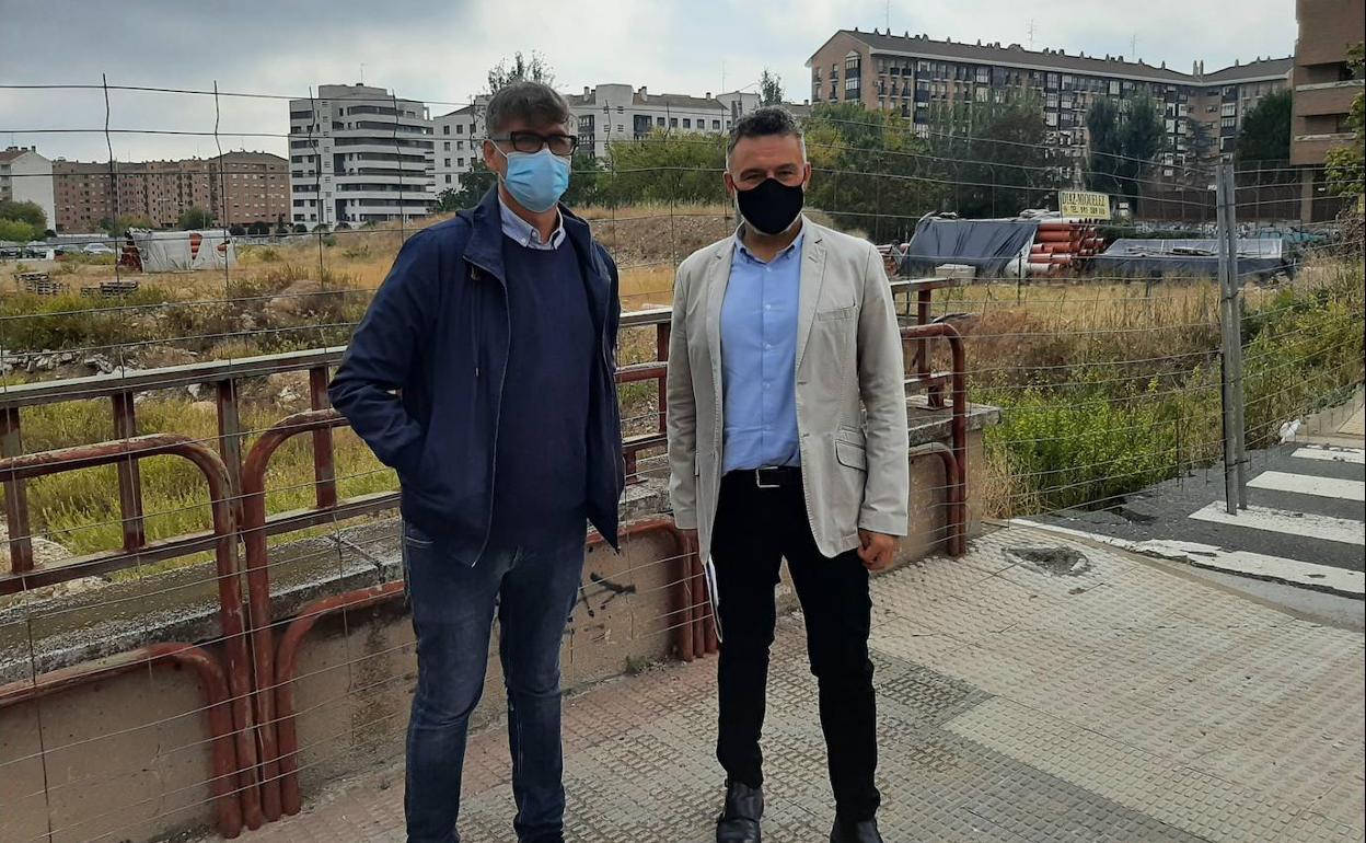 Antonio Ruiz y Conrado Escobar, este martes, frente a las obras paradas desde hace más de 800 días.