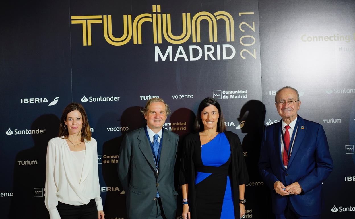 De izquierda a derecha, Maider Echevarria, teniente alcalde de Vitoria-Gasteiz; Ignacio Ybarra, presidente de Vocento y Turium; Gema Igual, alcaldesa de Santander; y Francisco de la Torre, alcalde de Málaga. 