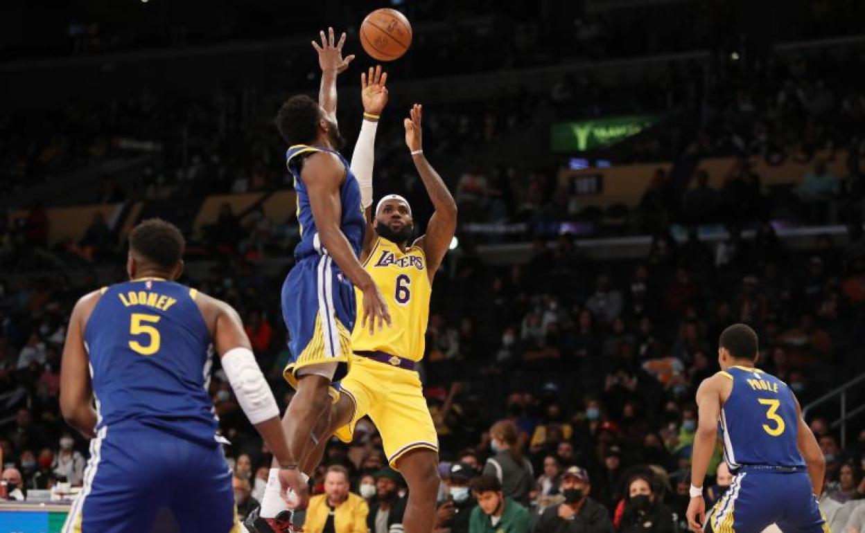 LeBron James lanza a canasta en un partido de pretemporada ante los Warriors. 