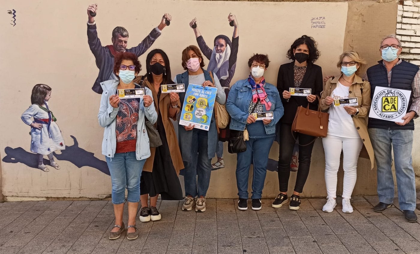 Las cinco agraciadas, junto a representantes de los comerciantes. 