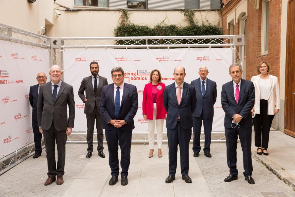 Rafael Puyol y el resto de asistentes a la jornada de presentación del informe sobre talento sénior que fue clausurada por el ministro de Seguridad Social, José Luis Escrivá. 