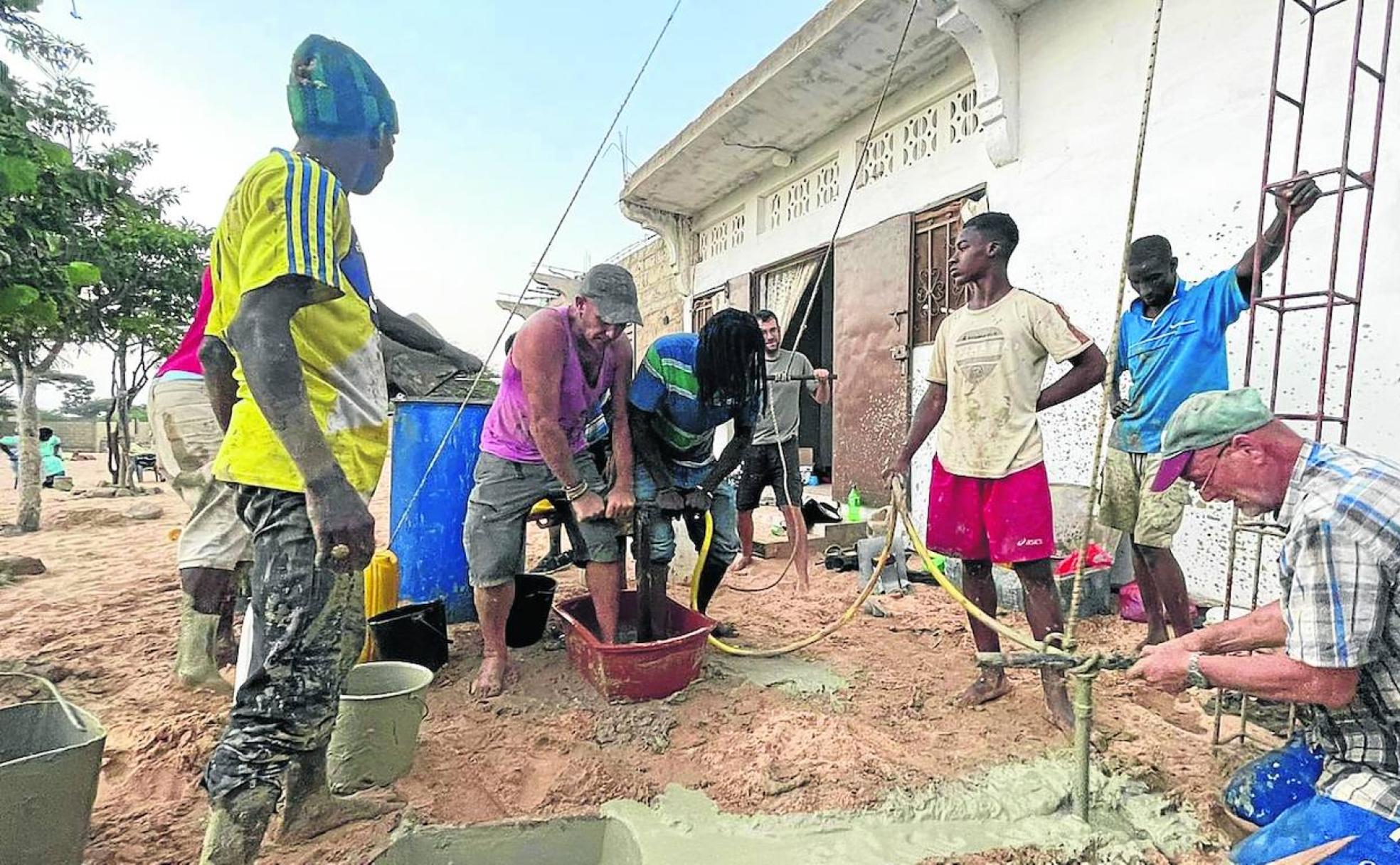 El equipo de la Escuela Móvil del Agua, con Jaime Aguirre al fondo, en una práctica para crear un pozo artesanal de perforación.