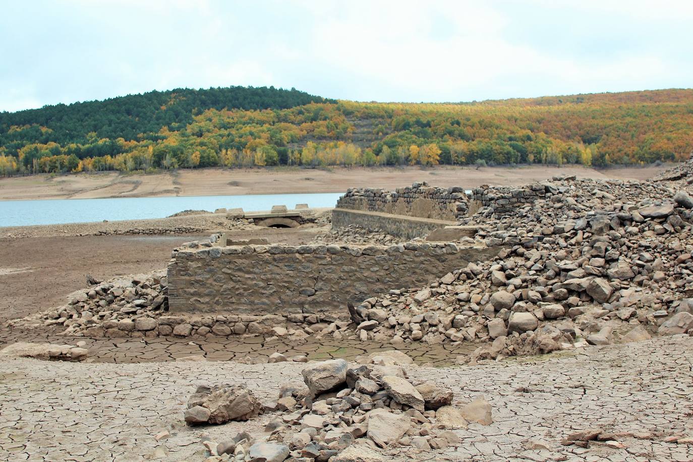 Fotos: El bajo volumen de agua del González Lacasa deja ver Los Molinos