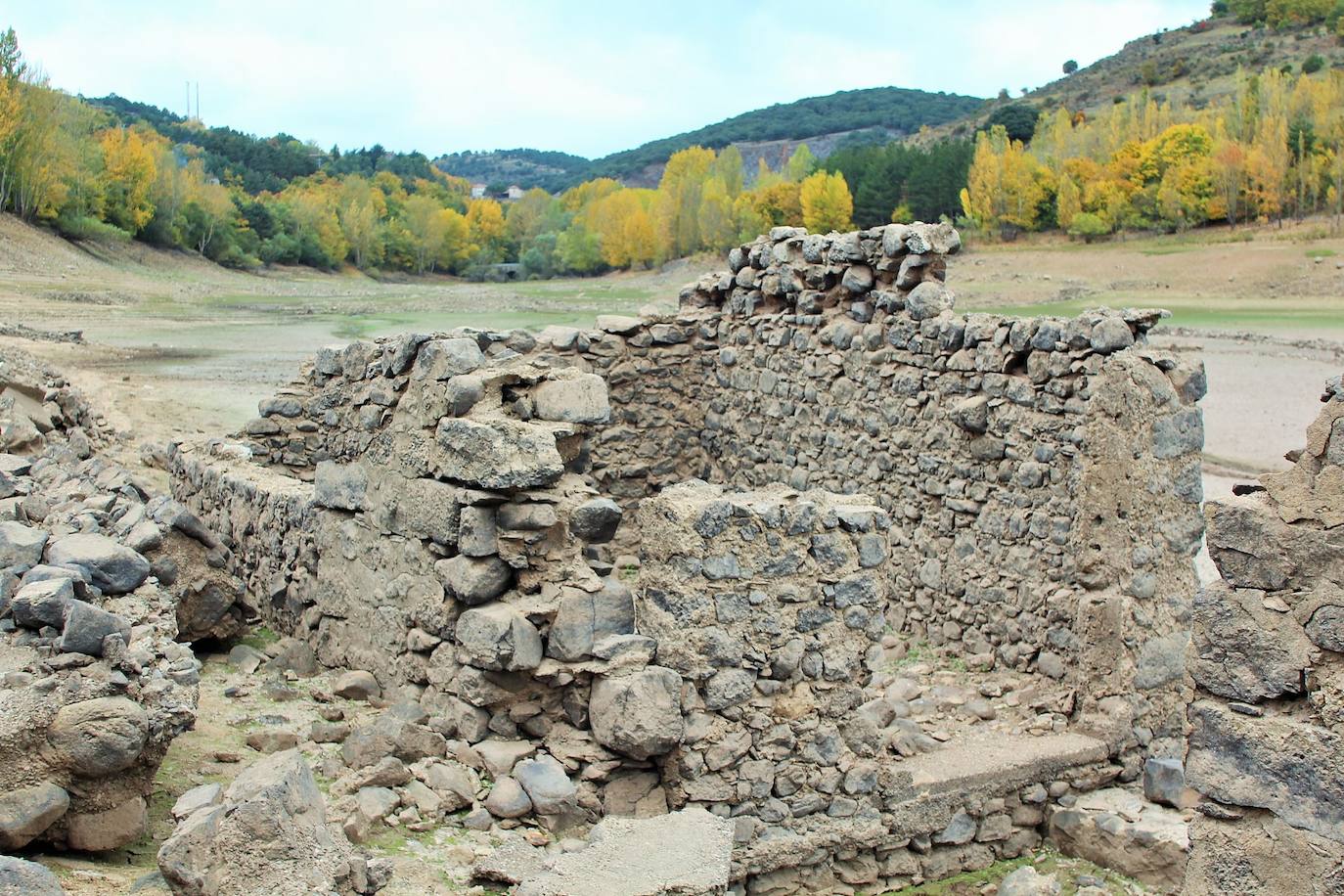 Fotos: El bajo volumen de agua del González Lacasa deja ver Los Molinos