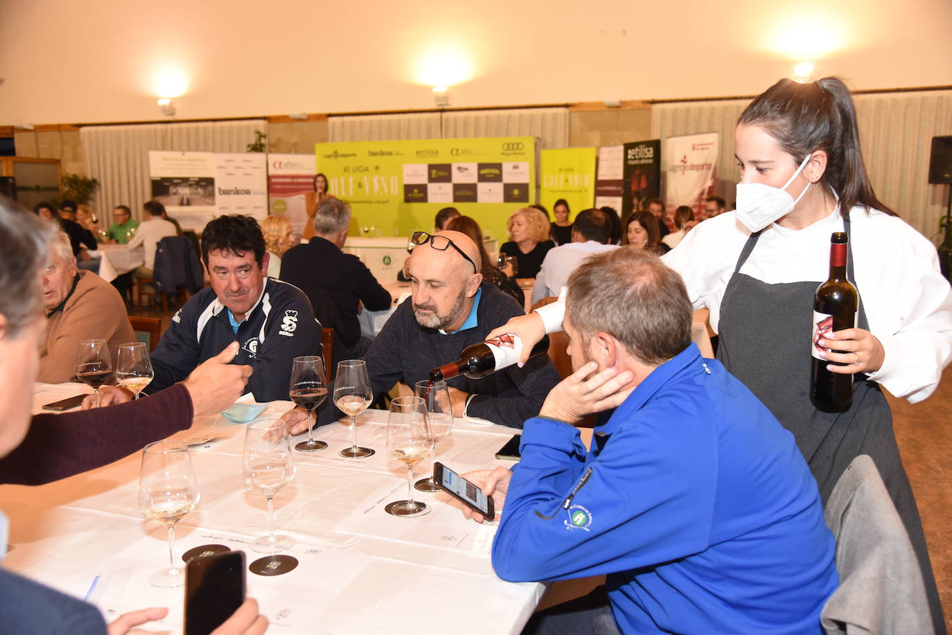 Los participantes en el torneo Finca de los Arandinos de la Liga de Golf y Vino, organizado por lomejordelvinoerioja.com, disfrutaron de los vinos de la bodega tras la jornada de juego.