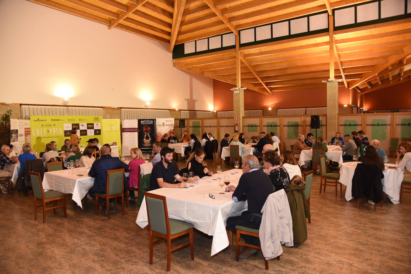 Los participantes en el torneo Finca de los Arandinos de la Liga de Golf y Vino, organizado por lomejordelvinoerioja.com, disfrutaron de los vinos de la bodega tras la jornada de juego.