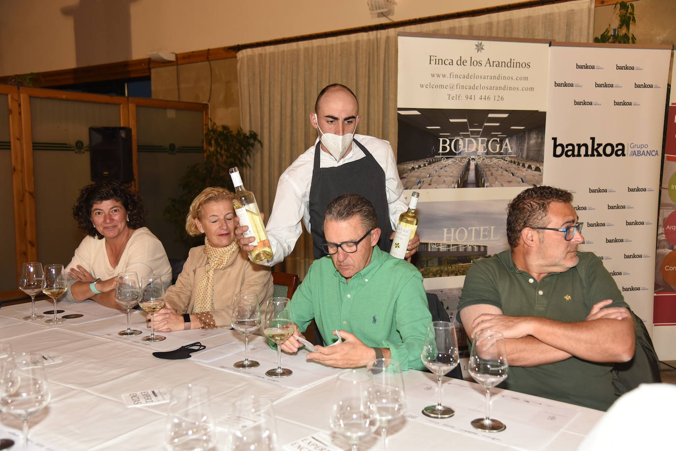 Los participantes en el torneo Finca de los Arandinos de la Liga de Golf y Vino, organizado por lomejordelvinoerioja.com, disfrutaron de los vinos de la bodega tras la jornada de juego.