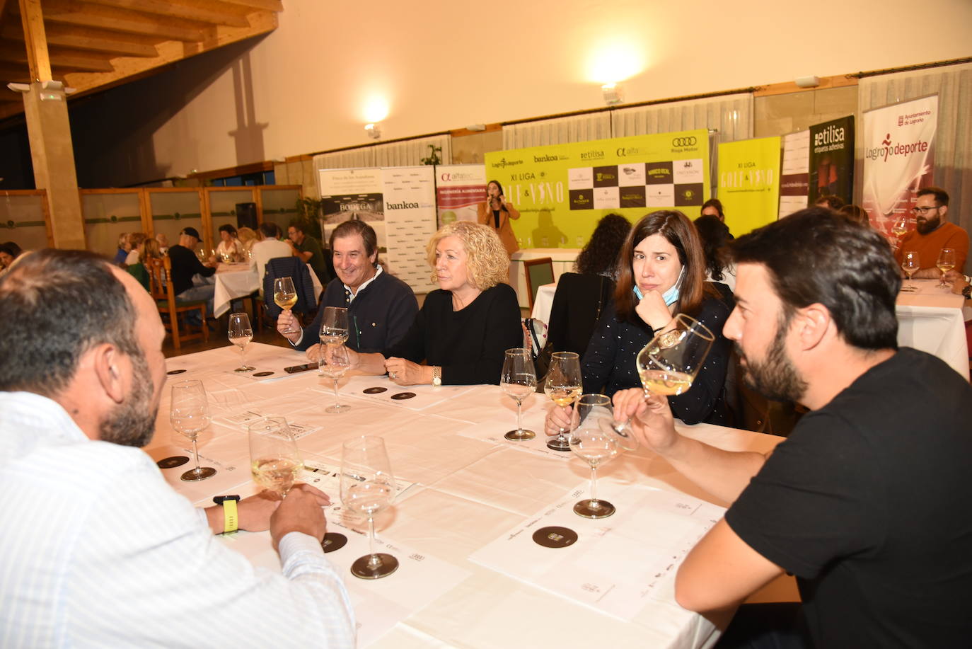 Los participantes en el torneo Finca de los Arandinos de la Liga de Golf y Vino, organizado por lomejordelvinoerioja.com, disfrutaron de los vinos de la bodega tras la jornada de juego.