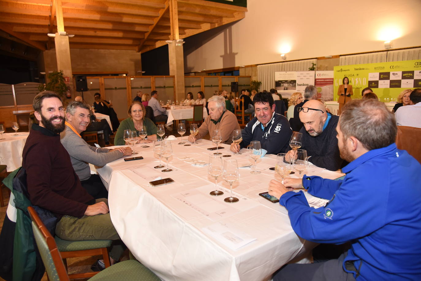 Los participantes en el torneo Finca de los Arandinos de la Liga de Golf y Vino, organizado por lomejordelvinoerioja.com, disfrutaron de los vinos de la bodega tras la jornada de juego.