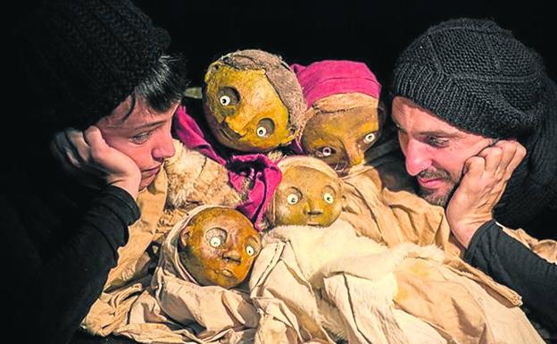 Los actores de El Patio con las marionetas de 'Hubo'.