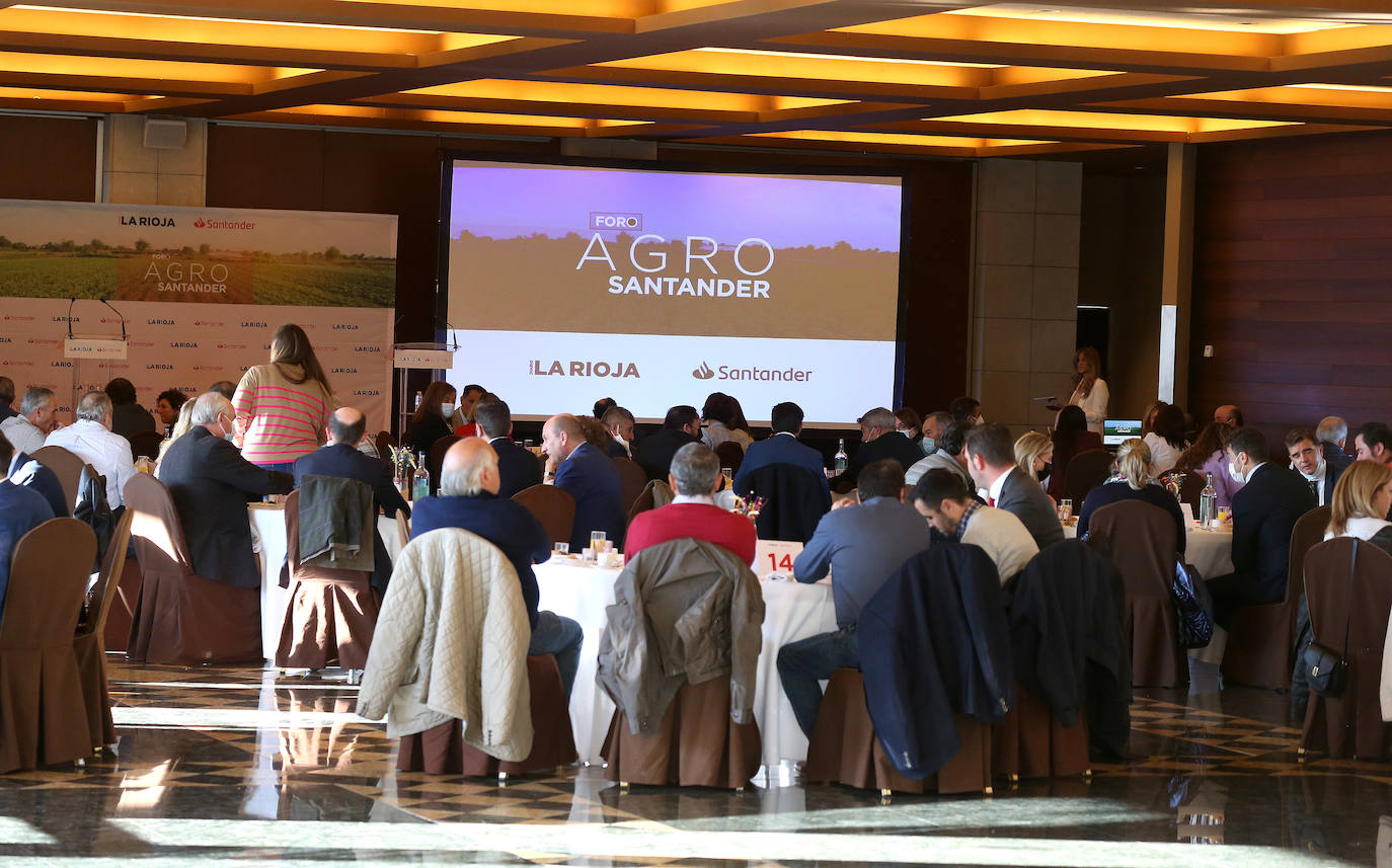 Fotos: Hita expone la política agraria regional en el Foro Agro Santander