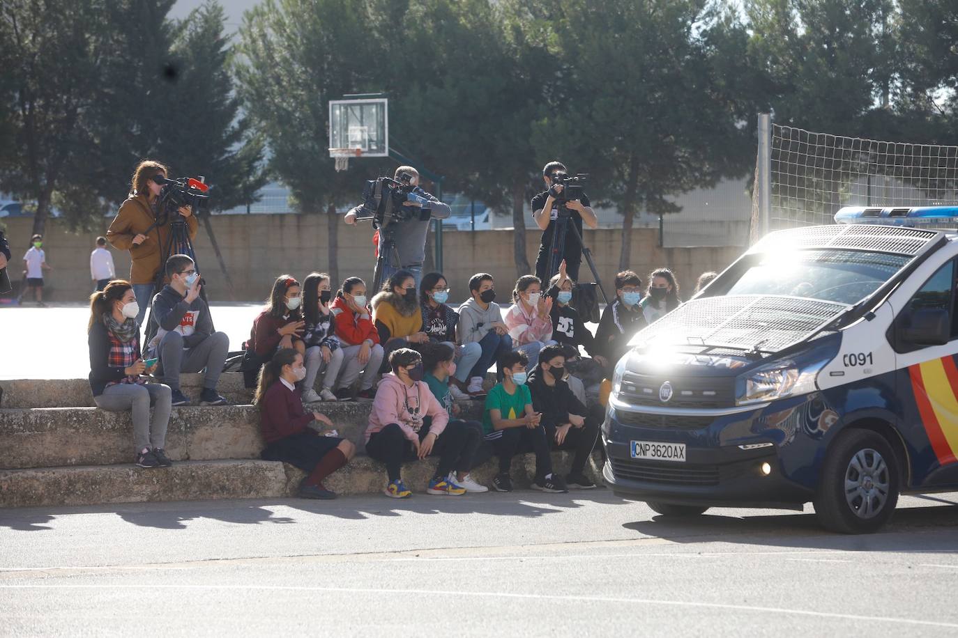 La Policía Nacional ha entregado el carné de 'ciberexpert@' a 49 estudiantes del colegio Marianistas de Logroño. Después, ha habido una exhibición operativa de diferentes Unidades del Cuerpo Nacional de Policía.