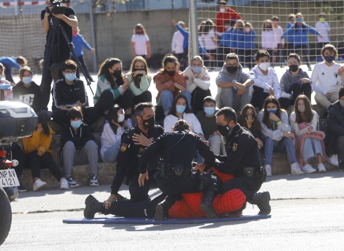 La Policía Nacional ha entregado el carné de 'ciberexpert@' a 49 estudiantes del colegio Marianistas de Logroño. Después, ha habido una exhibición operativa de diferentes Unidades del Cuerpo Nacional de Policía.