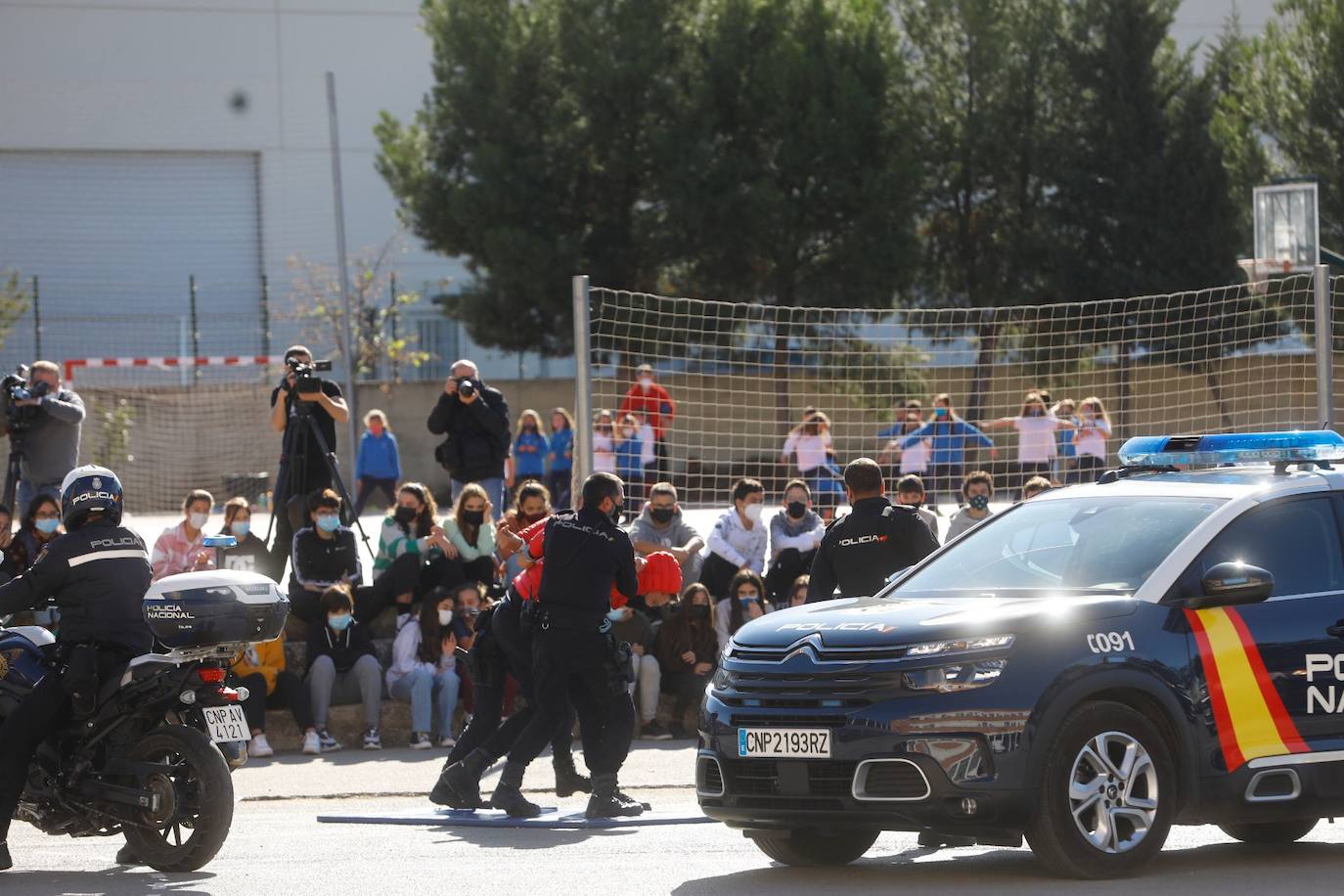 La Policía Nacional ha entregado el carné de 'ciberexpert@' a 49 estudiantes del colegio Marianistas de Logroño. Después, ha habido una exhibición operativa de diferentes Unidades del Cuerpo Nacional de Policía.