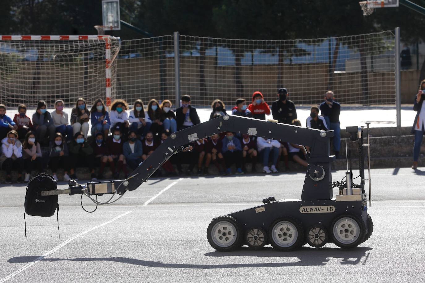 La Policía Nacional ha entregado el carné de 'ciberexpert@' a 49 estudiantes del colegio Marianistas de Logroño. Después, ha habido una exhibición operativa de diferentes Unidades del Cuerpo Nacional de Policía.