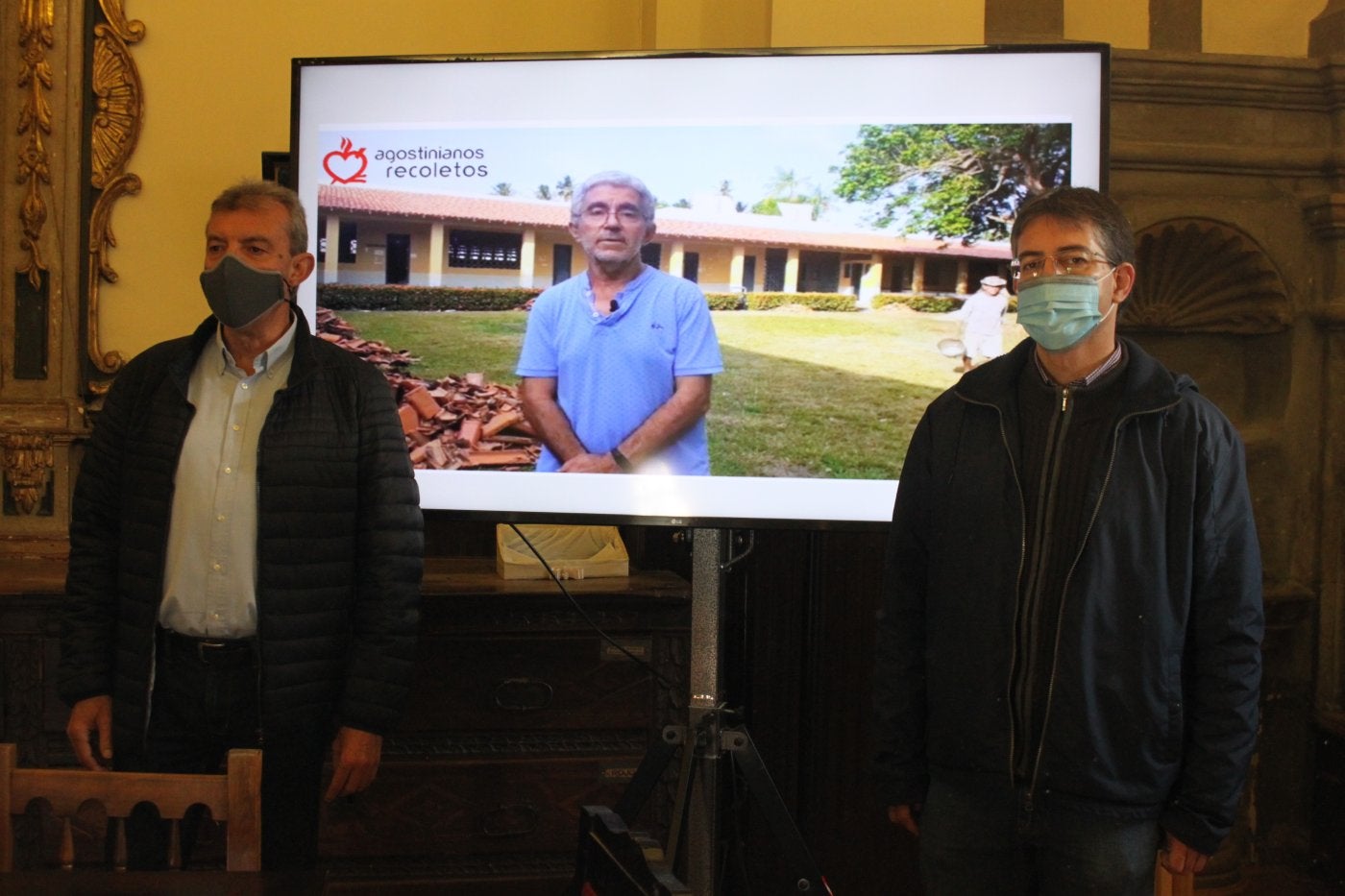 Álvarez, de Cáritas, y el párroco Javier Martín, con el vídeo de Nicolás. 