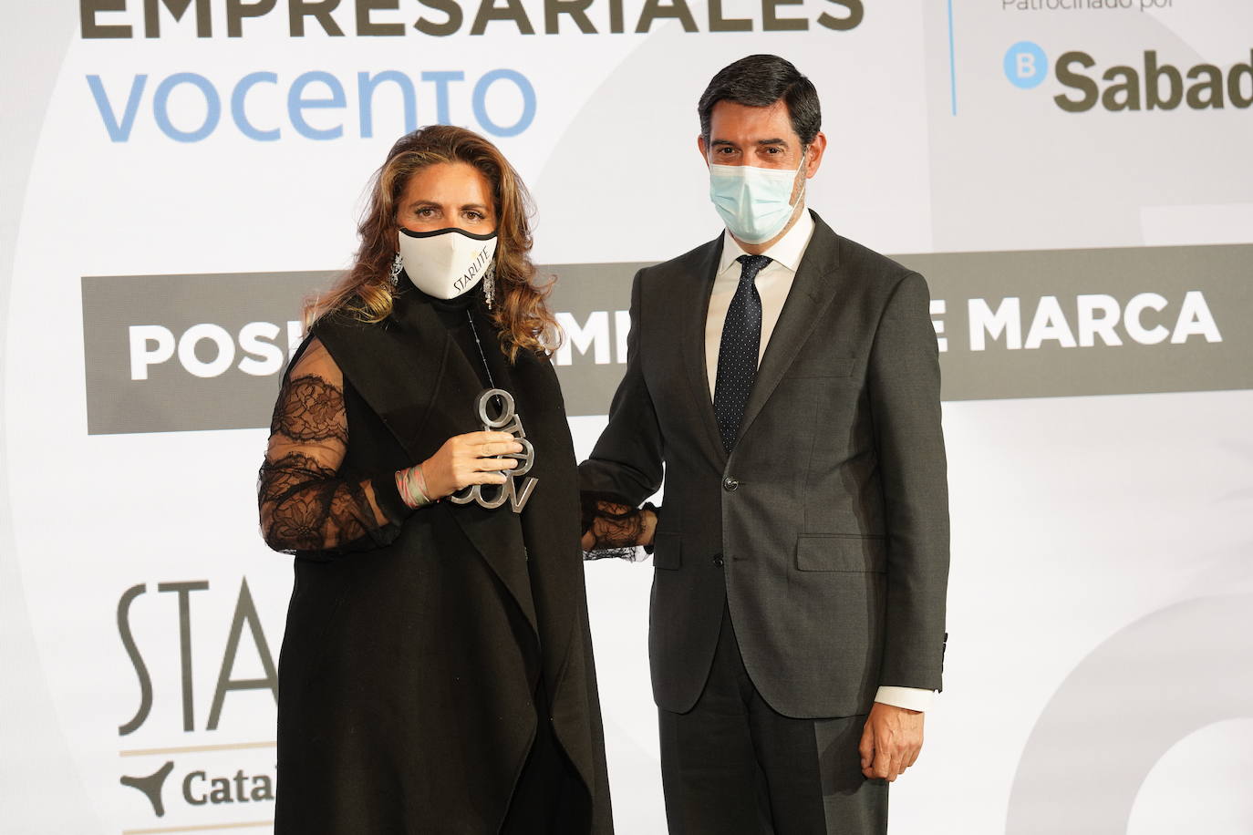 Sandra García-Sanjuán, fundadora y presidenta de Starlite Catalana Occidente, recoge el Premio Posicionamiento de Marca de mano de Íñigo Argaya, director general de Negocio Editorial de Vocento.