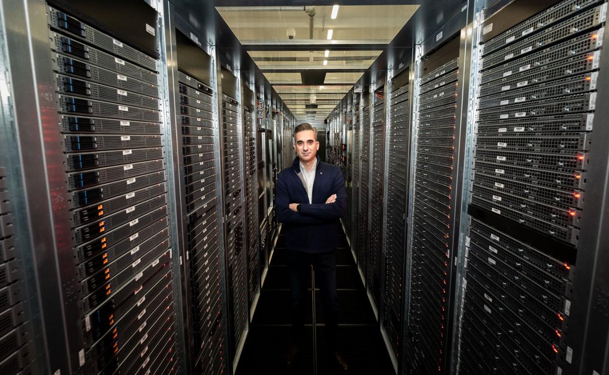 Pedro García, ayer en una de las salas de servidores del centro de datos de Arsys, en el polígono La Portalada de Logroño. 