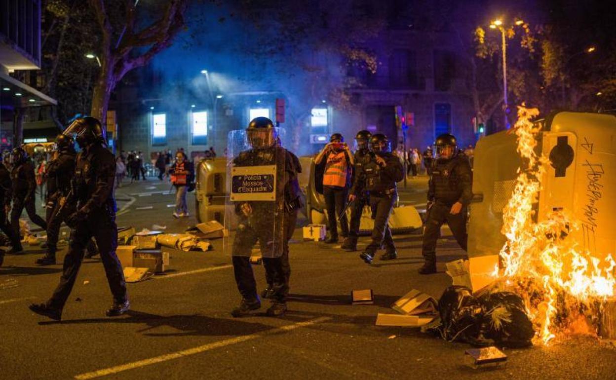 Agentes de los Mossos durante una menifestación en Barcelona el pasdo 1 de octubre.