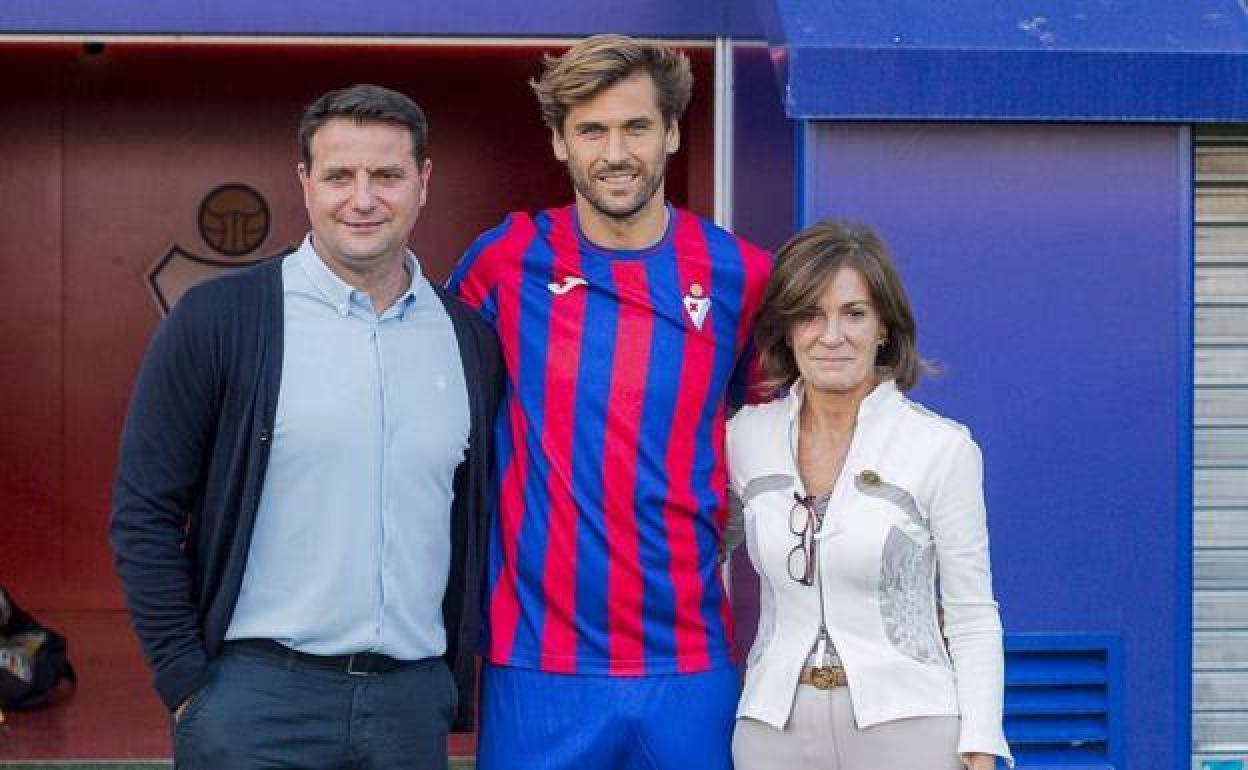 Fernando Llorente, junto con el director deportivo César Palacios y la presidenta armera Amaia Gorostiza. 