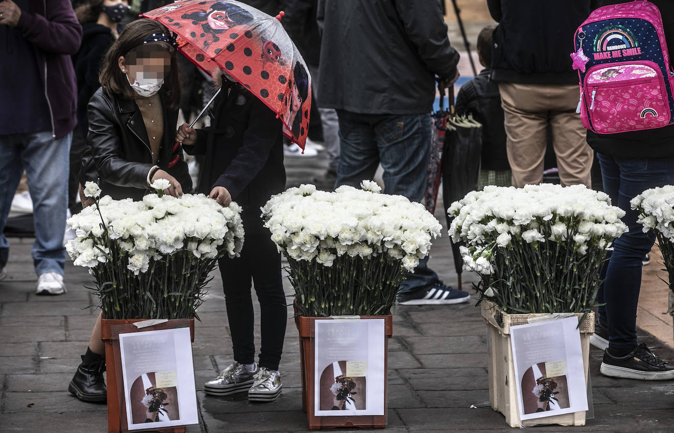 Los vecinos de Lardero se han concentrado en memoria del pequeño asesinado en Lardero. 