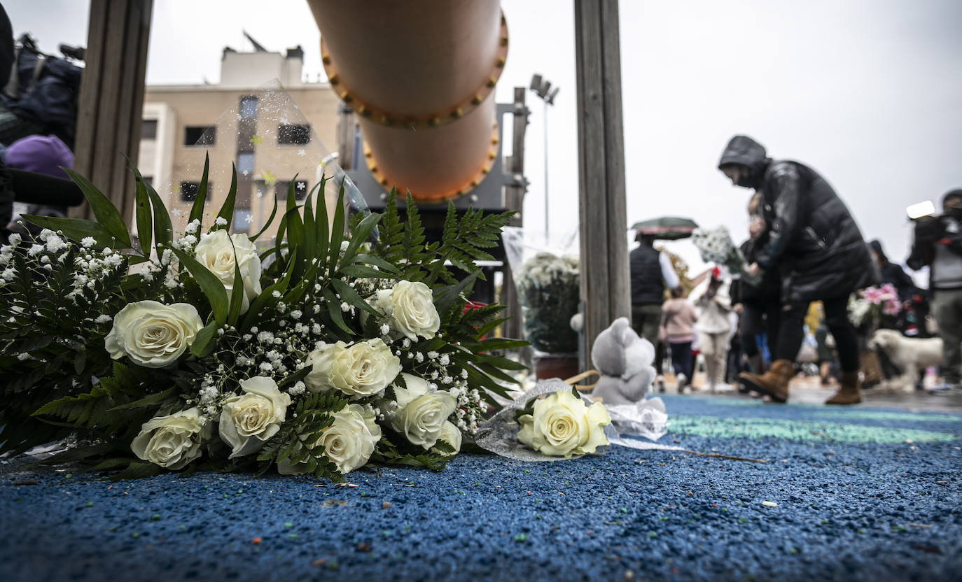 Los vecinos de Lardero se han concentrado en memoria del pequeño asesinado en Lardero. 